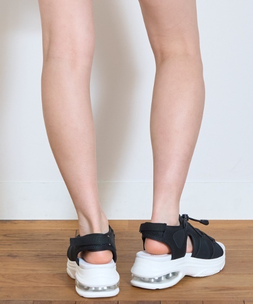 LOVETOXIC（ラブトキシック）の「ドロスト厚底サンダル（サンダル・キッズ・ブラック/オフホワイト/サックスブルー・24-24.5cm/22-22.5/23-23.5cm）」の6枚目の写真