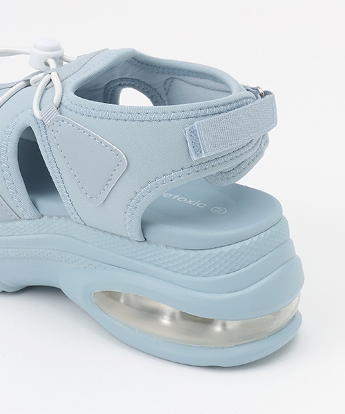 LOVETOXIC（ラブトキシック）の「ドロスト厚底サンダル（サンダル・キッズ・ブラック/オフホワイト/サックスブルー・24-24.5cm/22-22.5/23-23.5cm）」の16枚目の写真