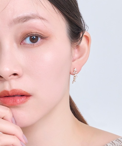 Phoebe(フィービィー)の「リーフグレースビジューピアス&イヤリング(ピアス(両耳用)・レディース・ピンクゴールド/イエローゴールド・FREE)」の6枚目の写真