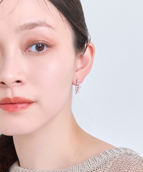 Phoebe(フィービィー)の「リーフグレースビジューピアス&イヤリング(ピアス(両耳用)・レディース・ピンクゴールド/イエローゴールド・FREE)」の14枚目の写真