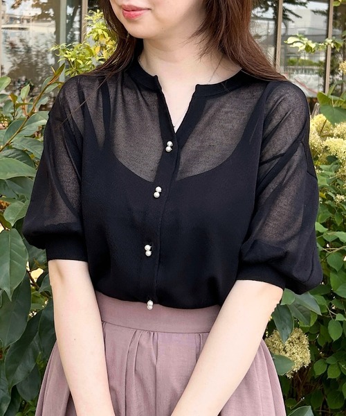 couture brooch（クチュールブローチ）の「【前後2WAY・二の腕カバー】ダブルパール調釦5分袖シアーカーディガントップス（カーディガン/ボレロ・レディース・グリーン/パープル/ブラック/オフホワイト・38/42）」の3枚目の写真