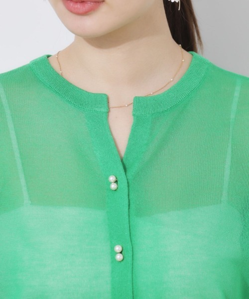 couture brooch（クチュールブローチ）の「【前後2WAY・二の腕カバー】ダブルパール調釦5分袖シアーカーディガントップス（カーディガン/ボレロ・レディース・グリーン/パープル/ブラック/オフホワイト・38/42）」の6枚目の写真