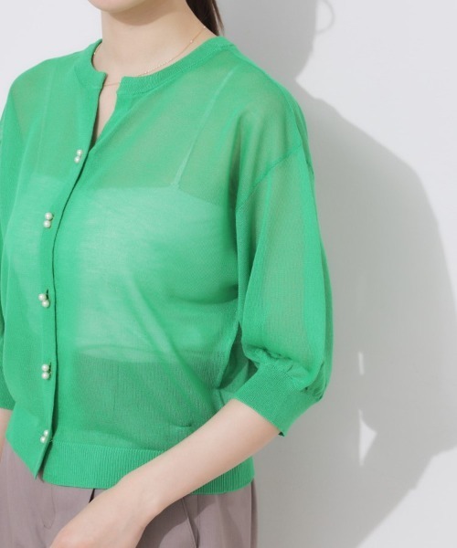 couture brooch（クチュールブローチ）の「【前後2WAY・二の腕カバー】ダブルパール調釦5分袖シアーカーディガントップス（カーディガン/ボレロ・レディース・グリーン/パープル/ブラック/オフホワイト・38/42）」の7枚目の写真
