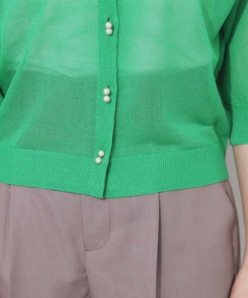 couture brooch（クチュールブローチ）の「【前後2WAY・二の腕カバー】ダブルパール調釦5分袖シアーカーディガントップス（カーディガン/ボレロ・レディース・グリーン/パープル/ブラック/オフホワイト・38/42）」の8枚目の写真