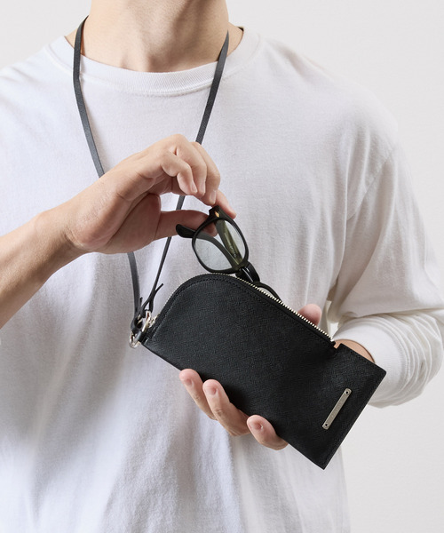 And A(アンドエー)の「PADRONE パドローネ / Eyewear case01 (leather strap) モストロレザー サフィアーノレザーサングラスケース メガネケース / PG9995-5010(サングラス・メンズ・ブラック系その他/ブラック・FREE)」の2枚目の写真