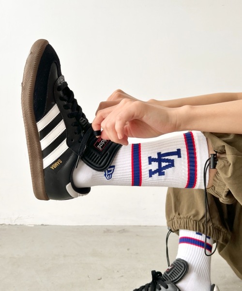 NEW ERA（ニューエラ）の「NEW ERA(ニューエラ)/MLB PREMIUM SOCKS/ 靴下 クルーソックス クルー丈 厚手 刺繍 ロゴ ライン入り（ソックス/靴下・レディース・その他2/その他1/ネイビー/ホワイト・25-27CM/23-25cm）」の3枚目の写真