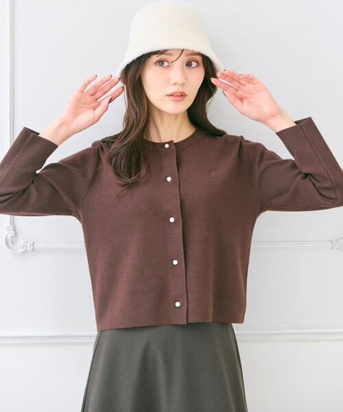 Feroux（フェルゥ）の「胸元刺繍パールニット カーディガン（カーディガン/ボレロ・レディース・アイボリー系/ダークブラウン系/レッド系/グレー系・F）」の2枚目の写真