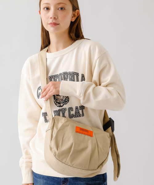 UNIVERSAL OVERALL(ユニバーサルオーバーオール)の「【UNIVERSAL OVERALL/ユニバーサルオーバーオール】HOBO ショルダー/ギャバジン ホーボーショルダー/バッグ/Mサイズ(ショルダーバッグ・レディース・カーキ/ベージュ・フリー)」の1枚目の写真