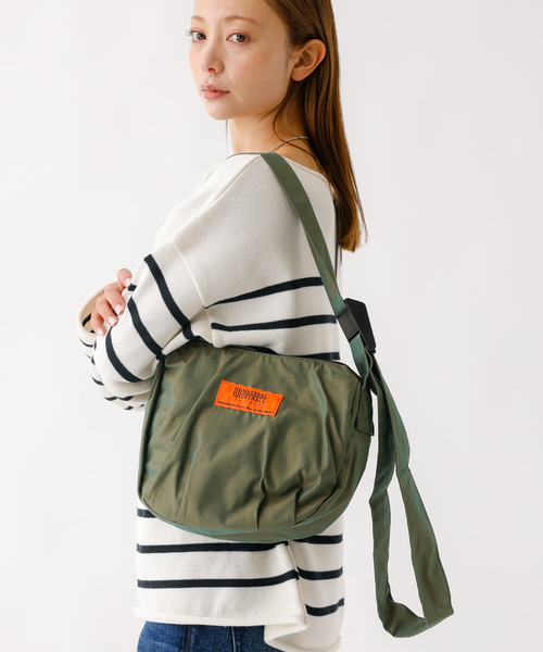 UNIVERSAL OVERALL(ユニバーサルオーバーオール)の「【UNIVERSAL OVERALL/ユニバーサルオーバーオール】HOBO ショルダー/ギャバジン ホーボーショルダー/バッグ/Mサイズ(ショルダーバッグ・レディース・カーキ/ベージュ・フリー)」の2枚目の写真