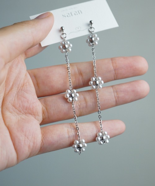 CERCA(チェルカ)の「saran jewelry /3つのお花 ロングチェーン ピアス(ピアス(両耳用)・レディース・ホワイト×シルバー/ホワイト×ゴールド・FREE)」の1枚目の写真
