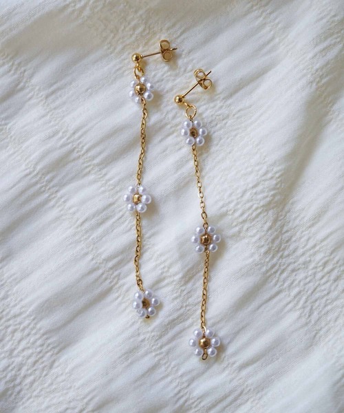 CERCA(チェルカ)の「saran jewelry /3つのお花 ロングチェーン ピアス(ピアス(両耳用)・レディース・ホワイト×シルバー/ホワイト×ゴールド・FREE)」の3枚目の写真