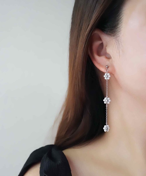 CERCA(チェルカ)の「saran jewelry /3つのお花 ロングチェーン ピアス(ピアス(両耳用)・レディース・ホワイト×シルバー/ホワイト×ゴールド・FREE)」の4枚目の写真