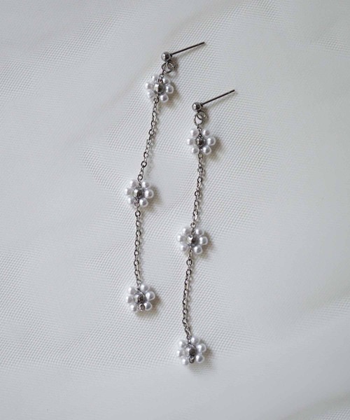 CERCA(チェルカ)の「saran jewelry /3つのお花 ロングチェーン ピアス(ピアス(両耳用)・レディース・ホワイト×シルバー/ホワイト×ゴールド・FREE)」の5枚目の写真