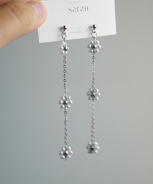 CERCA(チェルカ)の「saran jewelry /3つのお花 ロングチェーン ピアス(ピアス(両耳用)・レディース・ホワイト×シルバー/ホワイト×ゴールド・FREE)」の6枚目の写真