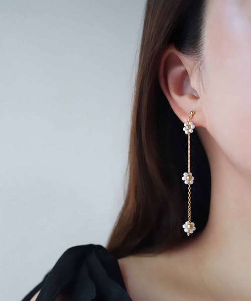 CERCA(チェルカ)の「saran jewelry /3つのお花 ロングチェーン ピアス(ピアス(両耳用)・レディース・ホワイト×シルバー/ホワイト×ゴールド・FREE)」の8枚目の写真