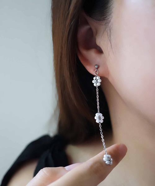 CERCA(チェルカ)の「saran jewelry /3つのお花 ロングチェーン ピアス(ピアス(両耳用)・レディース・ホワイト×シルバー/ホワイト×ゴールド・FREE)」の9枚目の写真