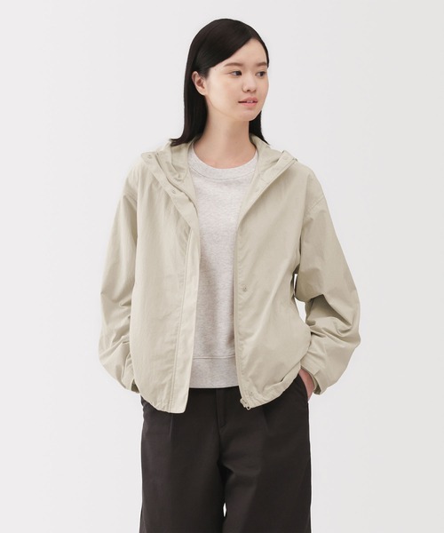 無印良品(ムジルシリョウヒン)の「婦人 撥水UVカットポケッタブルフードジャケット(その他アウター・レディース・グレー系/アイボリー/ブラウン系/ダークネイビー・S/M/L/XL)」の2枚目の写真