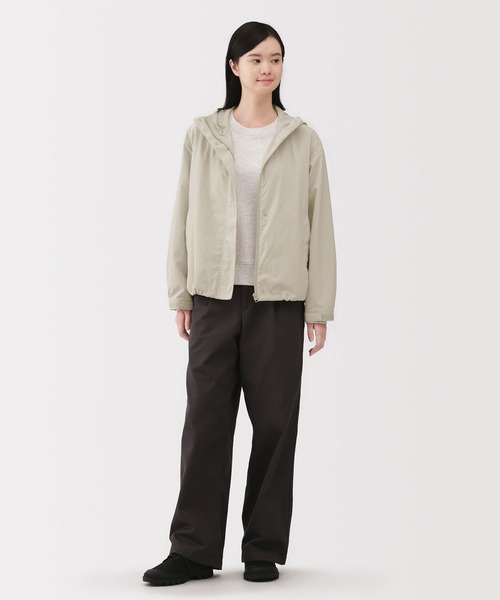 無印良品(ムジルシリョウヒン)の「婦人 撥水UVカットポケッタブルフードジャケット(その他アウター・レディース・グレー系/アイボリー/ブラウン系/ダークネイビー・S/M/L/XL)」の5枚目の写真