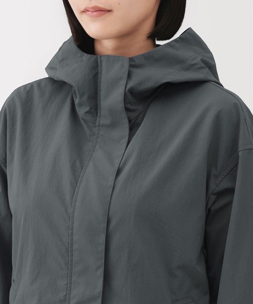 無印良品(ムジルシリョウヒン)の「婦人 撥水UVカットポケッタブルフードジャケット(その他アウター・レディース・グレー系/アイボリー/ブラウン系/ダークネイビー・S/M/L/XL)」の12枚目の写真