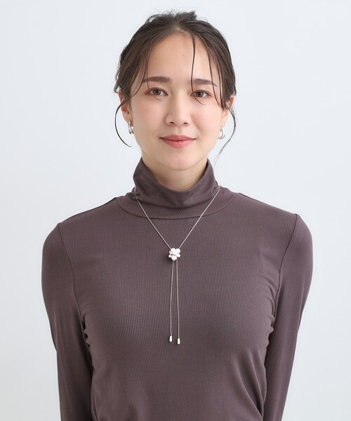 SHOO・LA・RUE（シューラルー）の「パール調ループタイネックレス（ネックレス・レディース・ピンクゴールド/ゴールド/シルバー・00）」の8枚目の写真