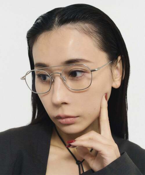 Zoff(ゾフ)の「【黒石奈央子さん コラボ】 Zoff|Naoko Kuroishi ウェリントン型 メガネ|ツーブリッジ メタル 眼鏡 伊達めがね 度付き(レンズ交換券付) ユニセックス おしゃれ(メガネ・レディース・ゴールド/ゴールド系その他/シルバー・FREE)」の2枚目の写真