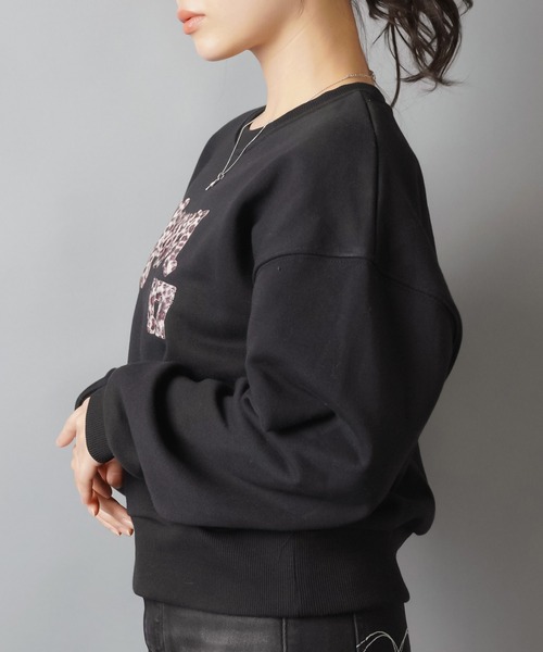 SPINNS（スピンズ）の「裏毛スウェット/ヒョウ柄貼り付けロゴ/レオパード（スウェット・レディース・ネイビー/ピンク/ブラック/杢グレー・ONESIZE）」の9枚目の写真