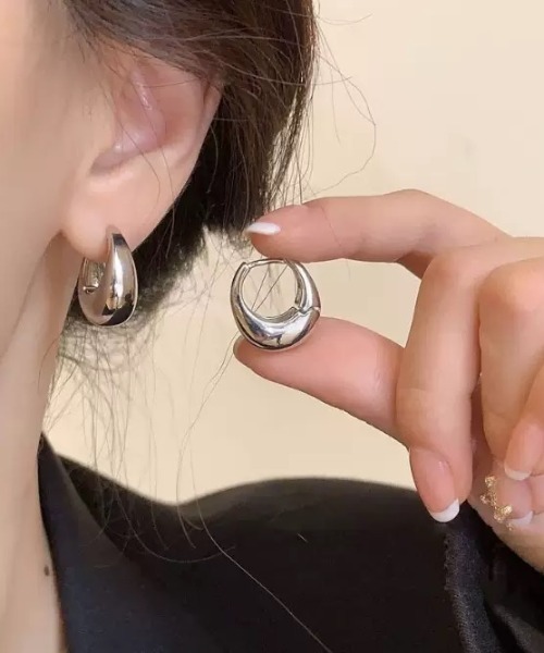 tood.(トード)の「【tood.】ミニニュアンスドロップフープピアス(ピアス(両耳用)・レディース・シルバー/ゴールド・FREE)」の5枚目の写真