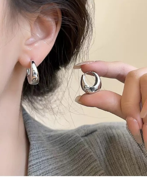 tood.(トード)の「【tood.】ミニニュアンスドロップフープピアス(ピアス(両耳用)・レディース・シルバー/ゴールド・FREE)」の6枚目の写真