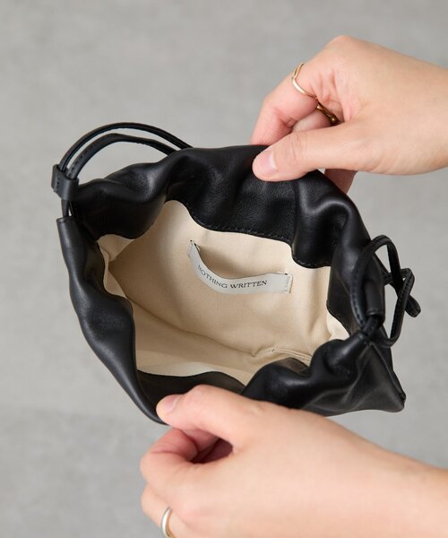 NOTHING WRITTEN 巾着レザーバッグ　ブラック NOTHING WRITTEN》レザーミニ巾着バッグ（ハンドバッグ）｜BEARDSLEY