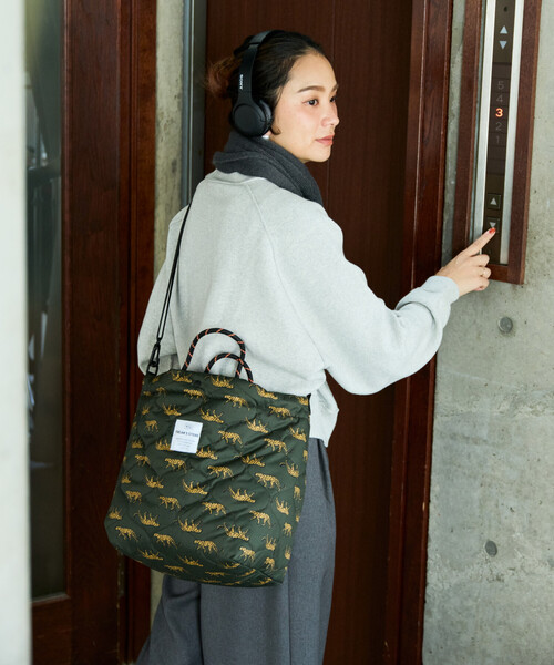 KiU（キウ）の「KiU×FREAK'S STORE/キウ×フリークスストア 別注 PADDED DAY TOTE BAG パデット デイトート バッグ 撥水（ショルダーバッグ・レディース・オレンジ/ブラウン/レオパード/ブラック・ONE SIZE）」の4枚目の写真