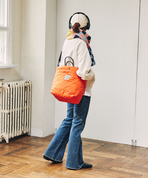 KiU（キウ）の「KiU×FREAK'S STORE/キウ×フリークスストア 別注 PADDED DAY TOTE BAG パデット デイトート バッグ 撥水（ショルダーバッグ・レディース・オレンジ/ブラウン/レオパード/ブラック・ONE SIZE）」の5枚目の写真