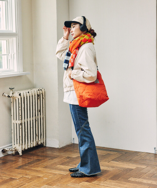 KiU（キウ）の「KiU×FREAK'S STORE/キウ×フリークスストア 別注 PADDED DAY TOTE BAG パデット デイトート バッグ 撥水（ショルダーバッグ・レディース・オレンジ/ブラウン/レオパード/ブラック・ONE SIZE）」の6枚目の写真