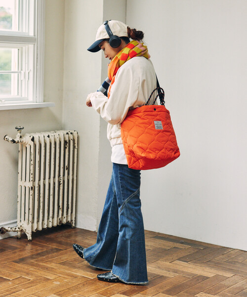 KiU（キウ）の「KiU×FREAK'S STORE/キウ×フリークスストア 別注 PADDED DAY TOTE BAG パデット デイトート バッグ 撥水（ショルダーバッグ・レディース・オレンジ/ブラウン/レオパード/ブラック・ONE SIZE）」の7枚目の写真