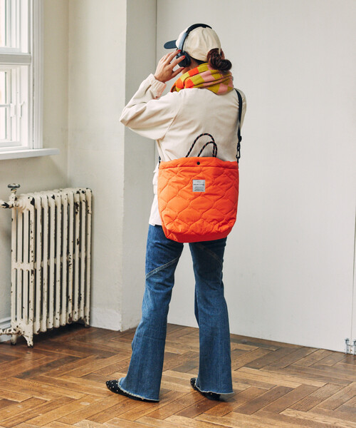 KiU（キウ）の「KiU×FREAK'S STORE/キウ×フリークスストア 別注 PADDED DAY TOTE BAG パデット デイトート バッグ 撥水（ショルダーバッグ・レディース・オレンジ/ブラウン/レオパード/ブラック・ONE SIZE）」の8枚目の写真