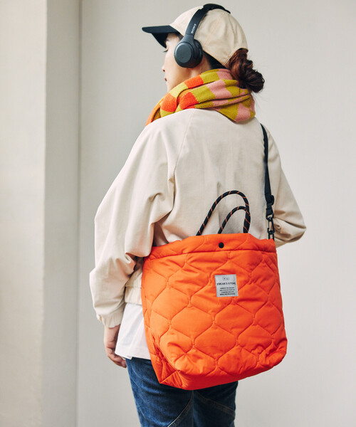 KiU（キウ）の「KiU×FREAK'S STORE/キウ×フリークスストア 別注 PADDED DAY TOTE BAG パデット デイトート バッグ 撥水（ショルダーバッグ・レディース・オレンジ/ブラウン/レオパード/ブラック・ONE SIZE）」の9枚目の写真