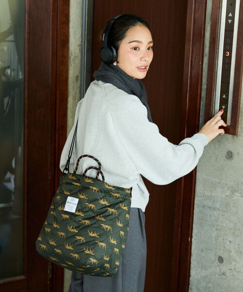 KiU(キウ)の「KiU×FREAK'S STORE/キウ×フリークスストア 別注 PADDED DAY TOTE BAG パデット デイトート バッグ 撥水(ショルダーバッグ・レディース・オレンジ/ブラウン/レオパード/ブラック・ONE SIZE)」の14枚目の写真