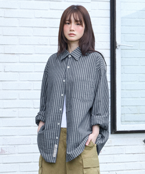 F.ILLUMINATE(フィルミネイト)の「シアサーカーストライプシャツ-ネイビー(シャツ/ブラウス・レディース・その他・SMALL/MEDIUM/LARGE)」の4枚目の写真
