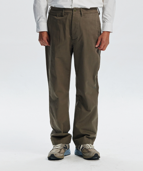 FRIZMWORKS(フリズムワークス)の「WASHED OFFICER CHINO PANTS _ MUD(その他パンツ・メンズ・その他・SMALL/MEDIUM/LARGE/X-LARGE)」の1枚目の写真
