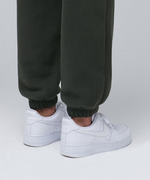 MUSINSA STANDARD(ムシンサスタンダード)の「フリーススウェットパンツ【ダスティカーキ】(スウェットパンツ・メンズ・その他・SMALL/MEDIUM/LARGE/X-LARGE/XX-LARGE)」の7枚目の写真