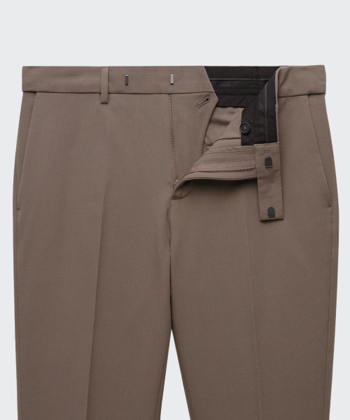 MUSINSA STANDARD（ムシンサスタンダード）の「テーパードヒドゥンバンディングクロップスラックス[ダスティベージュ]（スラックス・メンズ・その他・40/38/42/36/34/32/30/31/33/26/27/28/29）」の2枚目の写真