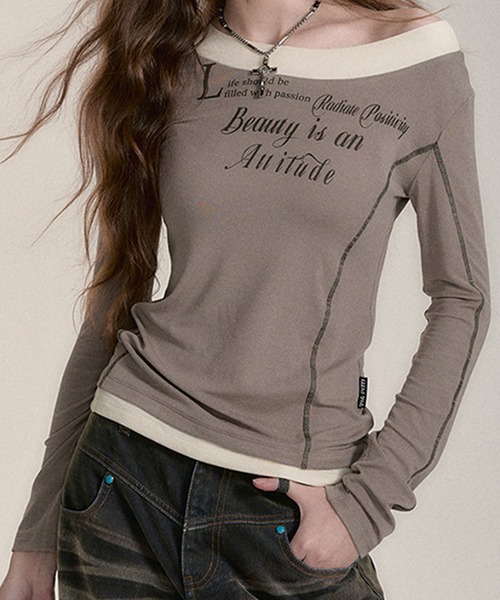 meJane(ミージェーン)の「レイヤード風 オフショルダートップス(Tシャツ/カットソー・レディース・グレイッシュベージュ・FREE)」の2枚目の写真