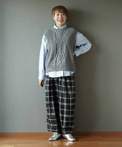 THREE FIFTY STANDARD（スリーフィフティースタンダード）の「ＴＨＲＥＥ　ＦＩＦＴＹ　ＳＴＡＮＤＡＲＤ　金子敦子さんと作った日本製のリサイクル素材をつかったニットベスト〈杢グレー〉（ベスト・レディース・杢グレー・3L/LL/L/M）」の7枚目の写真