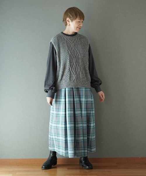 THREE FIFTY STANDARD（スリーフィフティースタンダード）の「ＴＨＲＥＥ　ＦＩＦＴＹ　ＳＴＡＮＤＡＲＤ　金子敦子さんと作った日本製のリサイクル素材をつかったニットベスト〈杢グレー〉（ベスト・レディース・杢グレー・3L/LL/L/M）」の9枚目の写真