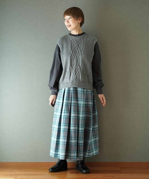 THREE FIFTY STANDARD（スリーフィフティースタンダード）の「ＴＨＲＥＥ　ＦＩＦＴＹ　ＳＴＡＮＤＡＲＤ　金子敦子さんと作った日本製のリサイクル素材をつかったニットベスト〈杢グレー〉（ベスト・レディース・杢グレー・3L/LL/L/M）」の2枚目の写真