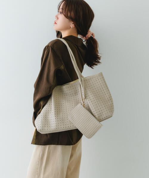 RODE SKO（ロデスコ）の「ポーチ付パンチングラージトートバッグ（トートバッグ・レディース・アイボリー/ブラウン・ONE）」の14枚目の写真