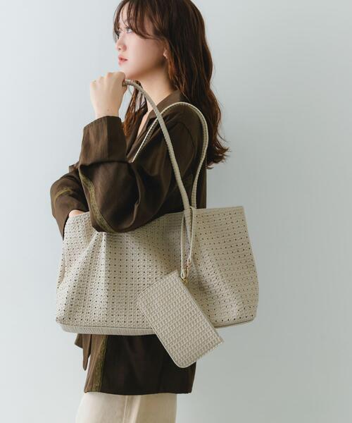 RODE SKO（ロデスコ）の「ポーチ付パンチングラージトートバッグ（トートバッグ・レディース・アイボリー/ブラウン・ONE）」の13枚目の写真