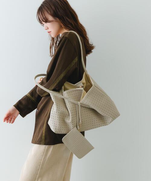 RODE SKO（ロデスコ）の「ポーチ付パンチングラージトートバッグ（トートバッグ・レディース・アイボリー/ブラウン・ONE）」の12枚目の写真