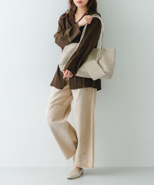 RODE SKO（ロデスコ）の「ポーチ付パンチングラージトートバッグ（トートバッグ・レディース・アイボリー/ブラウン・ONE）」の11枚目の写真