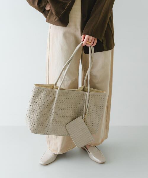 RODE SKO（ロデスコ）の「ポーチ付パンチングラージトートバッグ（トートバッグ・レディース・アイボリー/ブラウン・ONE）」の15枚目の写真