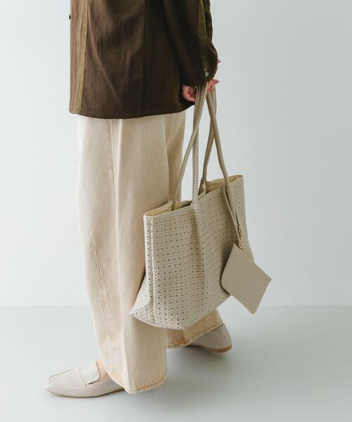 RODE SKO（ロデスコ）の「ポーチ付パンチングラージトートバッグ（トートバッグ・レディース・アイボリー/ブラウン・ONE）」の16枚目の写真